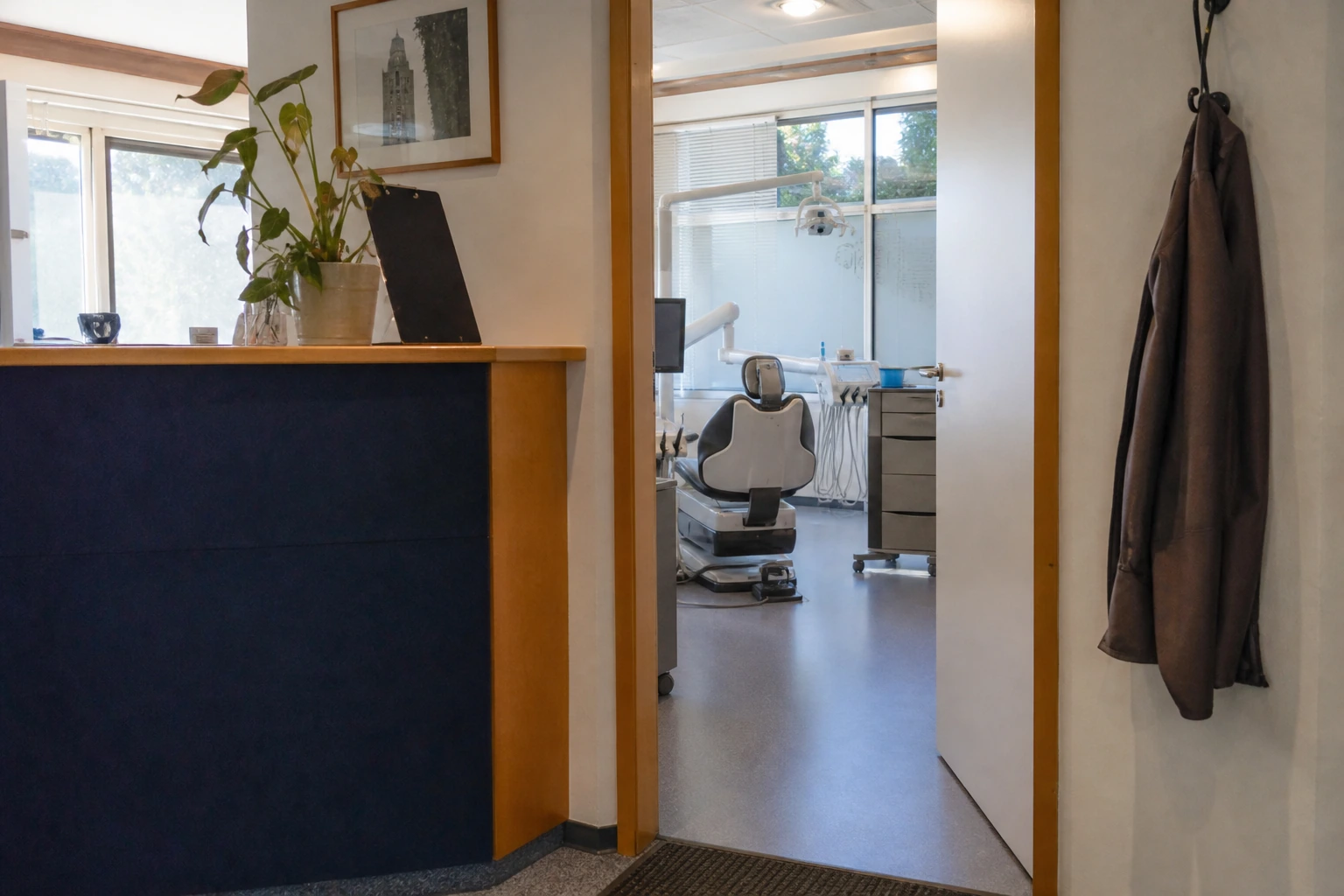 Einblick in den Empfangsbereich und ein Behandlungszimmer der Zahnarztpraxis